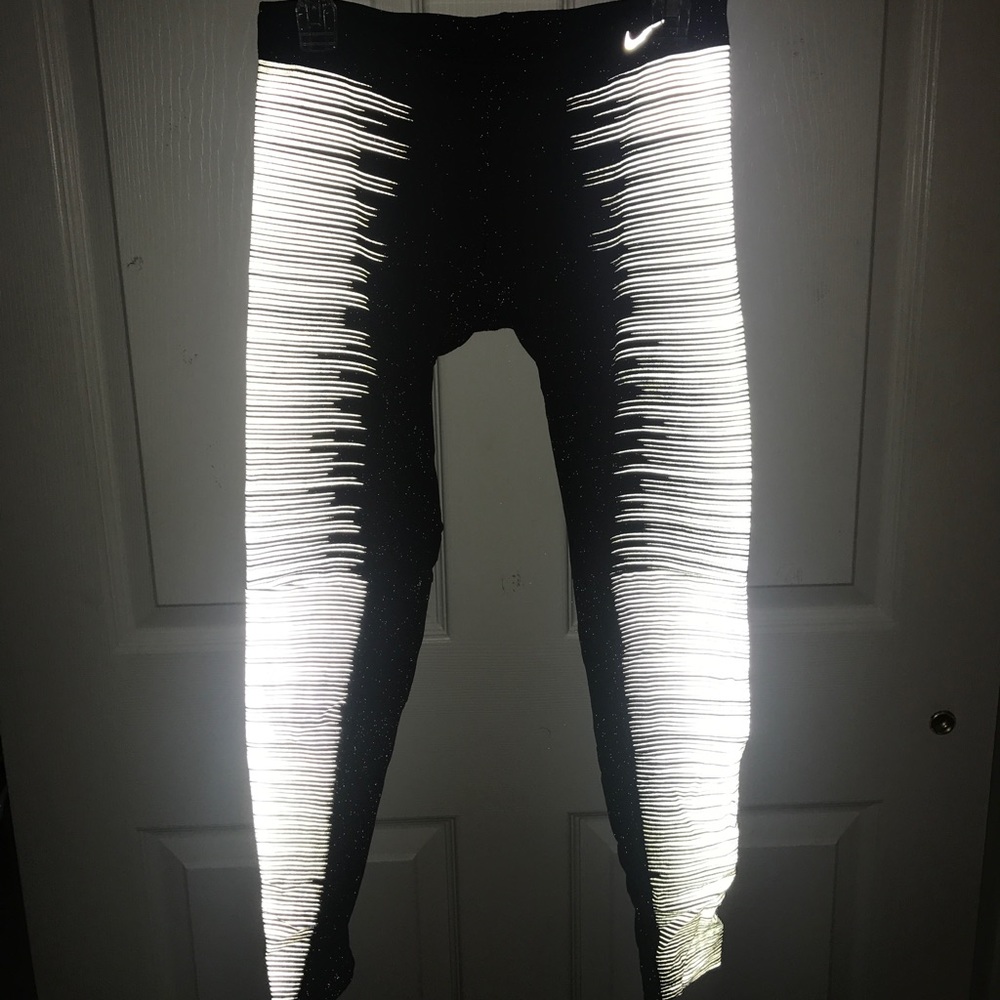 WORN ONCE NIKE REFLECTIVE LEGGINGS
